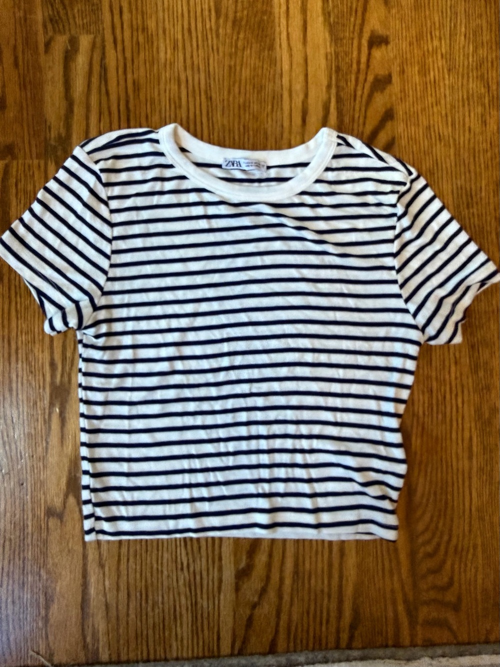 ZARA White and Navy Striped Short Sleeve Tee. Cropped. Size M